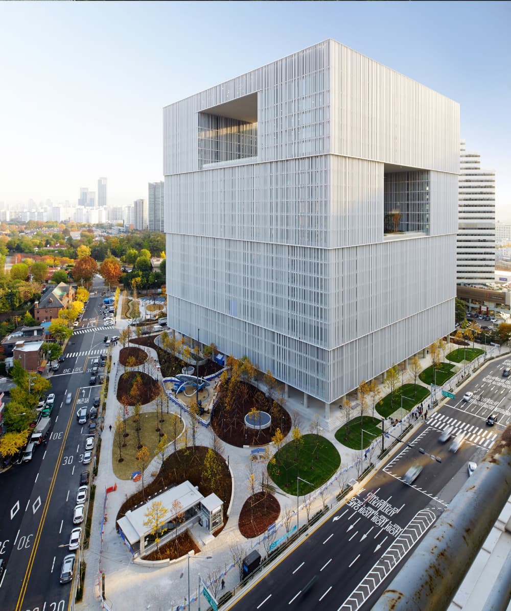 Amorepacific’s headquarter office building (left) and R&D Center (right). Amorepacific R&D center is among the largest of any cosmetics company in the world. 