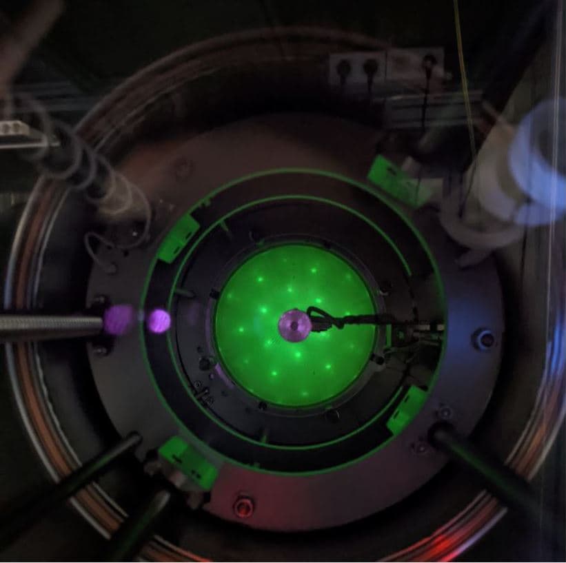 Low-energy electron diffraction (LEED) experiment carried out in the ARPES preparation chamber.