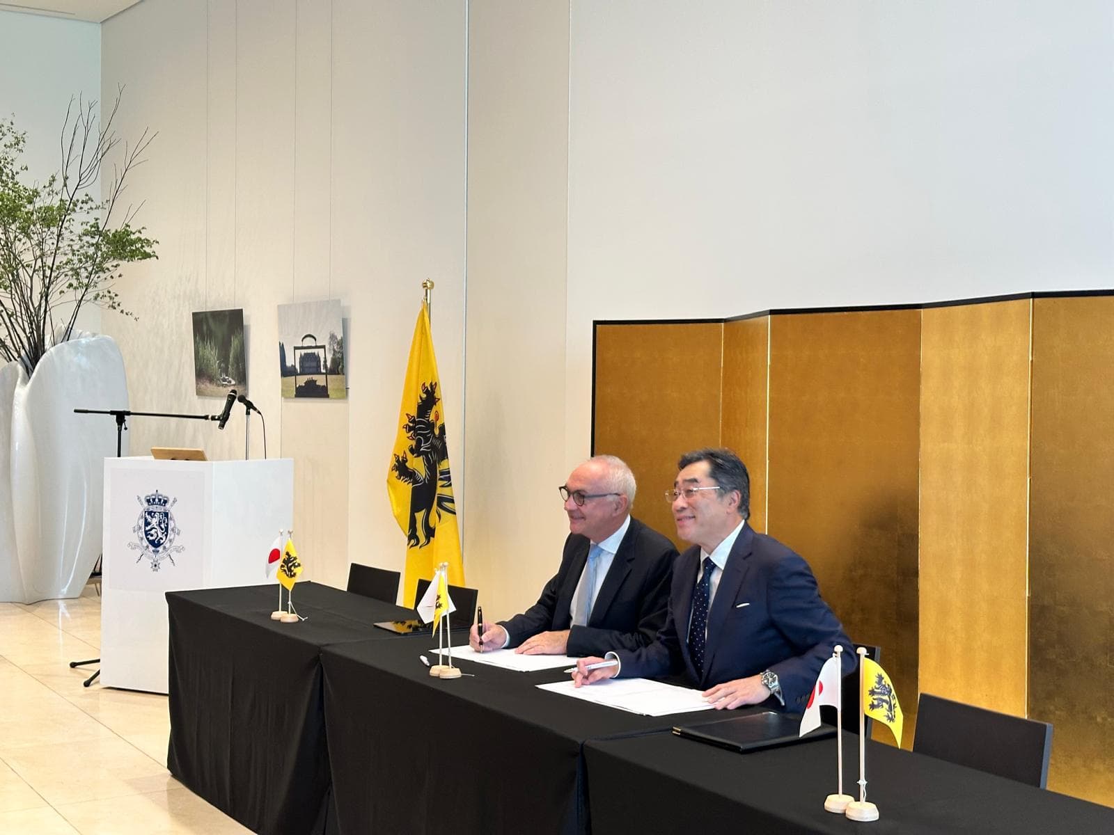 Luc Van den hove, President and CEO of imec and Toshiki Kawai, President and CEO of Tokyo Electron. 